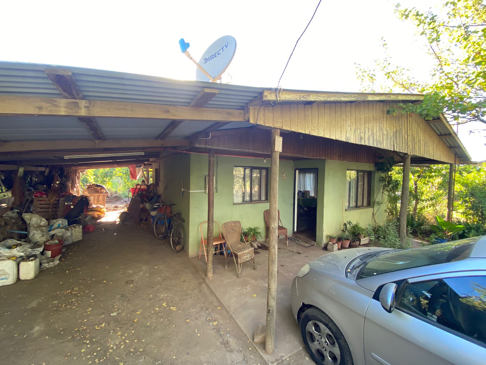 Vista parcial frontis y patio